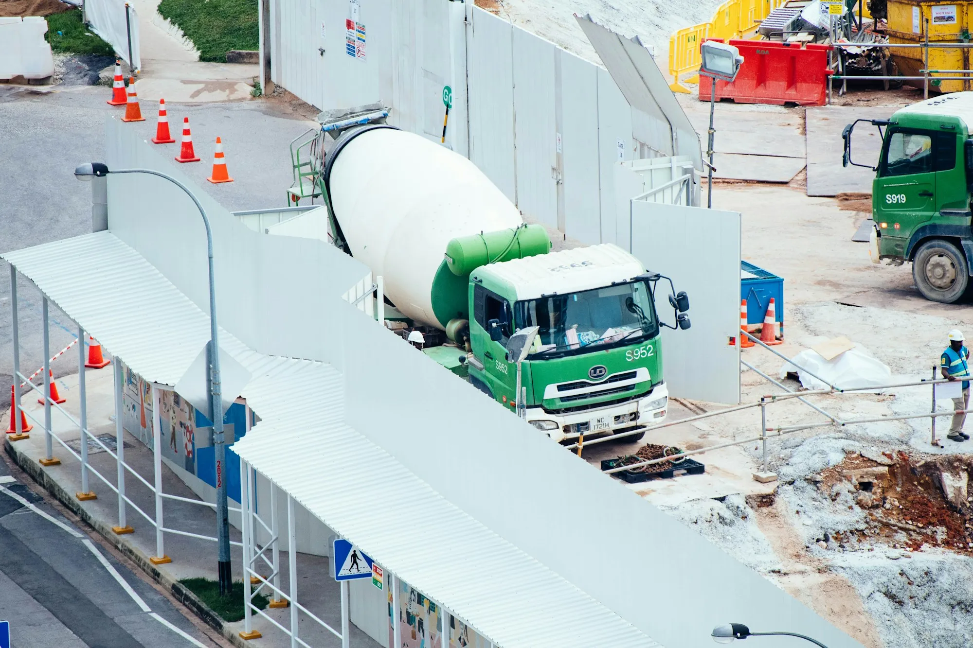 Şantiyede beton döken mikser